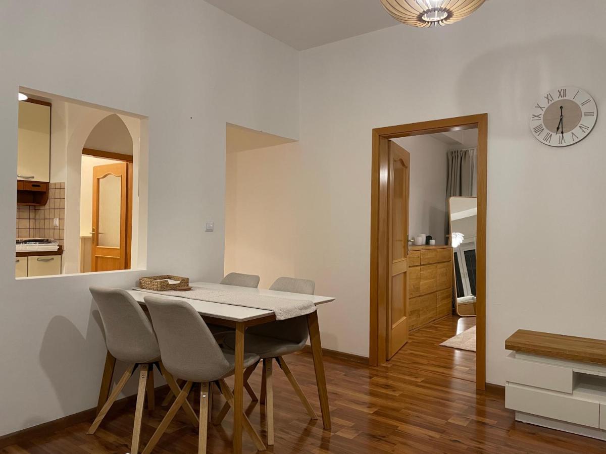 Castle View Apartment With Free Parking Bratislava Exteriör bild