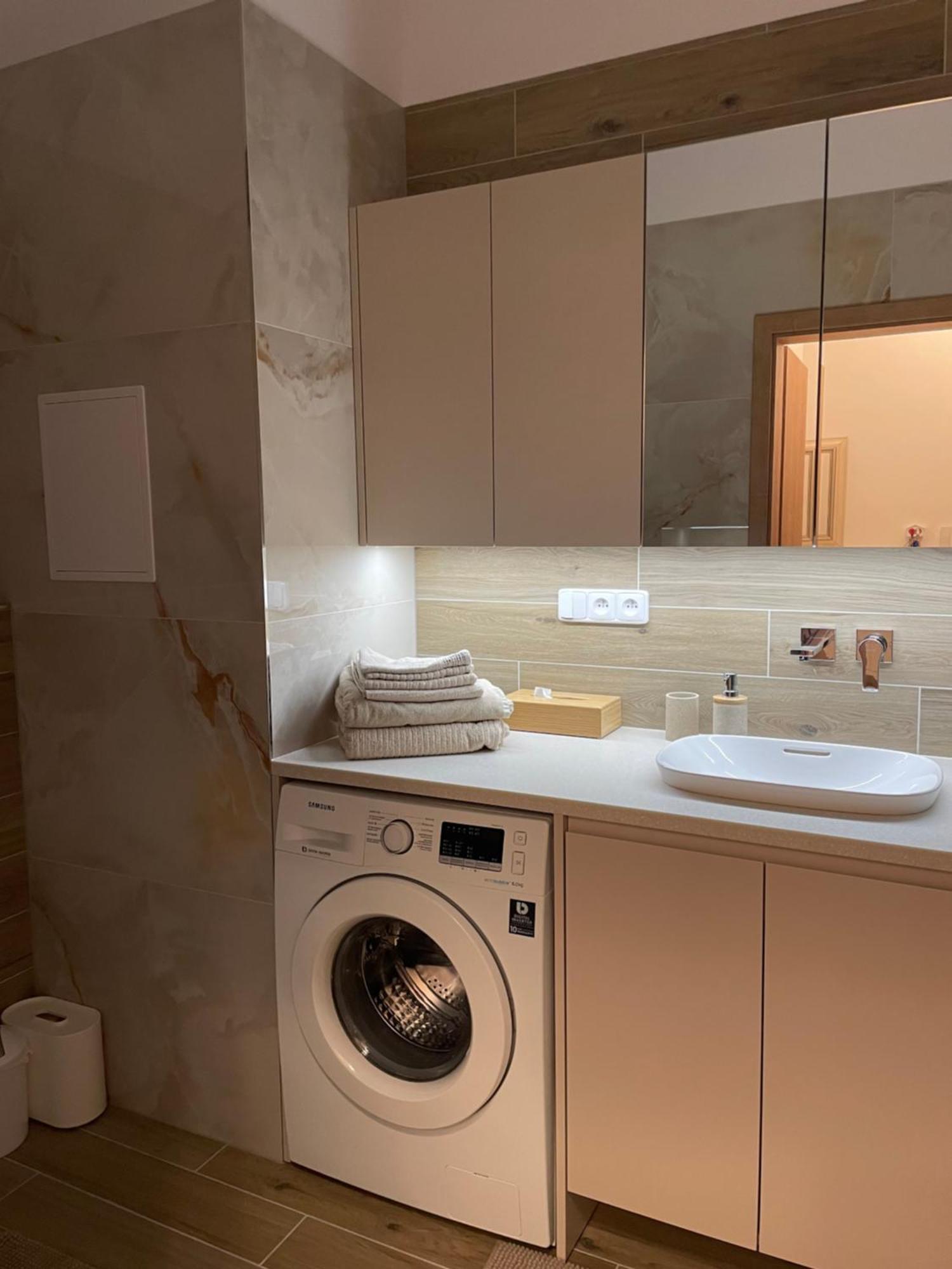 Castle View Apartment With Free Parking Bratislava Exteriör bild